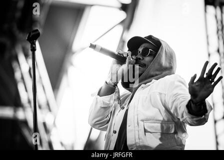 Anderson Paak & les ressortissants de l'exécution à un festival de musique en Colombie-Britannique Canada en noir et blanc. Banque D'Images