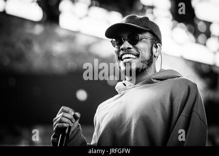 Anderson Paak & les ressortissants de l'exécution à un festival de musique en Colombie-Britannique Canada en noir et blanc. Banque D'Images