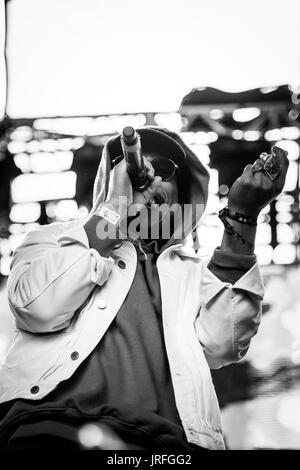 Anderson Paak & les ressortissants de l'exécution à un festival de musique en Colombie-Britannique Canada en noir et blanc. Banque D'Images