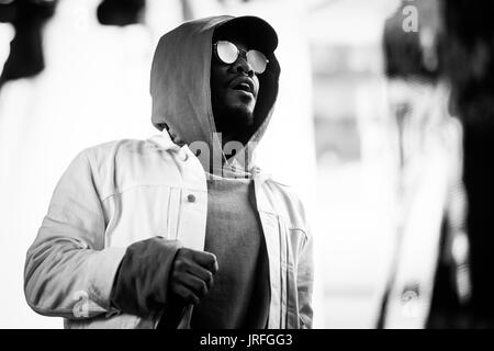 Anderson Paak & les ressortissants de l'exécution à un festival de musique en Colombie-Britannique Canada en noir et blanc. Banque D'Images