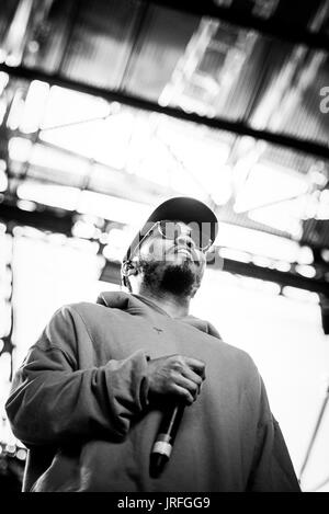 Anderson Paak & les ressortissants de l'exécution à un festival de musique en Colombie-Britannique Canada en noir et blanc. Banque D'Images