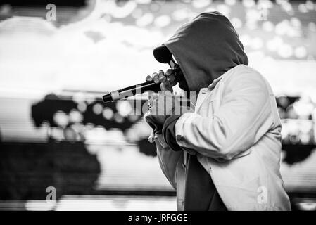 Anderson Paak & les ressortissants de l'exécution à un festival de musique en Colombie-Britannique Canada en noir et blanc. Banque D'Images