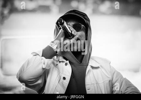 Anderson Paak & les ressortissants de l'exécution à un festival de musique en Colombie-Britannique Canada en noir et blanc. Banque D'Images