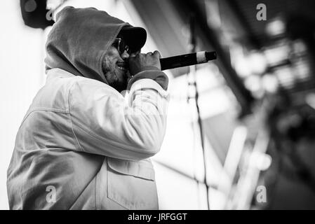 Anderson Paak & les ressortissants de l'exécution à un festival de musique en Colombie-Britannique Canada en noir et blanc. Banque D'Images