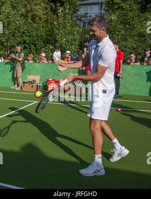 Judy Murray, Anton du Beke, Goran Ivanišević, Tim Henman, Strictly Come Dancing partenaires sont réunis pour une leçon de tennis (Murray et du Beke) et prendre part à un match d'exhibition au photocall officiel du championnat en tant que partenaire bancaire hosts c'est l'expérience du ventilateur situé dans la file d'attente de Wimbledon. Goran Ivanišević' : où : London, England, United Kingdom Quand : 05 Jul 2017 Credit : Wheatley/WENN Banque D'Images