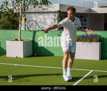 Judy Murray, Anton du Beke, Goran Ivanišević, Tim Henman, Strictly Come Dancing partenaires sont réunis pour une leçon de tennis (Murray et du Beke) et prendre part à un match d'exhibition au photocall officiel du championnat en tant que partenaire bancaire hosts c'est l'expérience du ventilateur situé dans la file d'attente de Wimbledon. Avec : Anton du Beke Où : London, England, United Kingdom Quand : 05 Jul 2017 Credit : Wheatley/WENN Banque D'Images