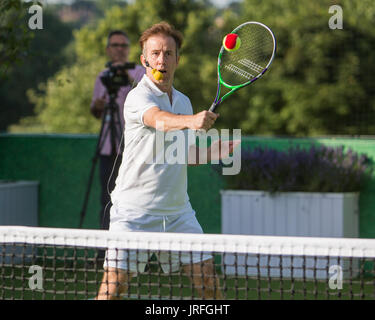 Judy Murray, Anton du Beke, Goran Ivanišević, Tim Henman, Strictly Come Dancing partenaires sont réunis pour une leçon de tennis (Murray et du Beke) et prendre part à un match d'exhibition au photocall officiel du championnat en tant que partenaire bancaire hosts c'est l'expérience du ventilateur situé dans la file d'attente de Wimbledon. Avec : Anton du Beke Où : London, England, United Kingdom Quand : 05 Jul 2017 Credit : Wheatley/WENN Banque D'Images