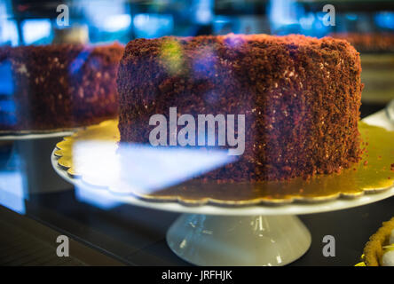 Des gâteaux dans une boulangerie sont prêts à être acheté par quelqu'un Banque D'Images