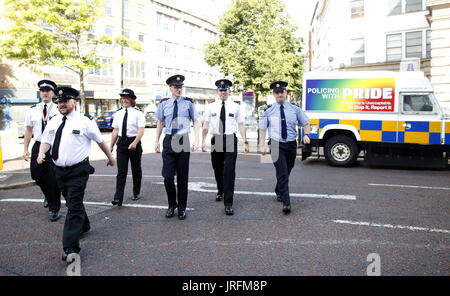 Les agents de police représentant de la communauté gaie de l'un et PSNI Garda Siochana arrivent pour une Gay Pride petit-déjeuner à l'avance du Nord à Belfast Whig de la Gay Pride Parade à Belfast. Banque D'Images