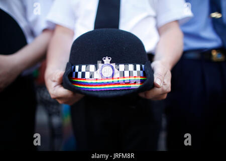 Un représentant des agents de police de la communauté gay Gay Pride arrive pour un petit-déjeuner à l'avance du Nord à Belfast Whig de la Gay Pride Parade à Belfast. Banque D'Images