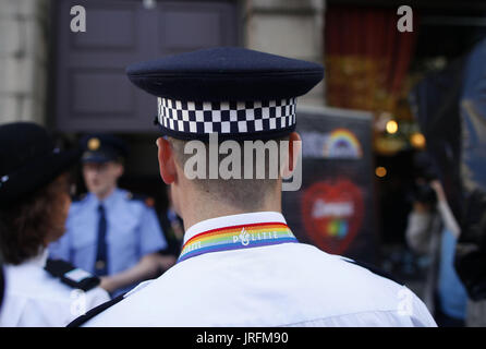 Un représentant des agents de police de la communauté gay Gay Pride arrive pour un petit-déjeuner à l'avance du Nord à Belfast Whig de la Gay Pride Parade à Belfast. Banque D'Images