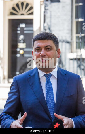 Le premier ministre de l'Ukraine Volodymyr Groysman, parle à l'extérieur de Downing Street, London, UK. Comprend : le premier ministre de l'Ukraine Volodymyr Groysman Où : London, England, United Kingdom Quand : 05 Jul 2017 Credit : Wheatley/WENN Banque D'Images