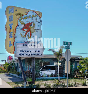 Americana classique...un motel 1950 vacance à signer le long d'une autoroute en Floride Banque D'Images