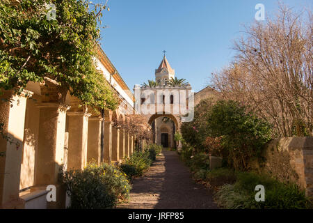 Monastère fortifié de l'abbaye de Lérins sur l'Ile Saint-Honorat dans la baie de Cannes, France Banque D'Images