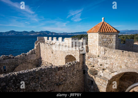 Monastère fortifié de l'abbaye de Lérins sur l'Ile Saint-Honorat dans la baie de Cannes, France Banque D'Images