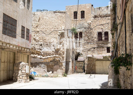 Déserté la rue Shuhada, Hébron, en Cisjordanie, où les Palestiniens sont interdits en raison de l'occupation par la force par 850 colons israéliens Banque D'Images