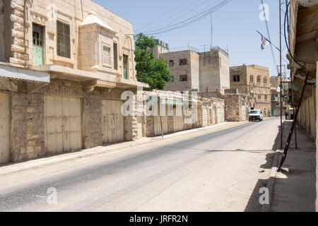 Déserté la rue Shuhada, Hébron, en Cisjordanie, où les Palestiniens sont interdits en raison de l'occupation par la force par 850 colons israéliens Banque D'Images