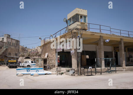 Déserté la rue Shuhada, Hébron, en Cisjordanie, où les Palestiniens sont interdits en raison de l'occupation par la force par 850 colons israéliens Banque D'Images