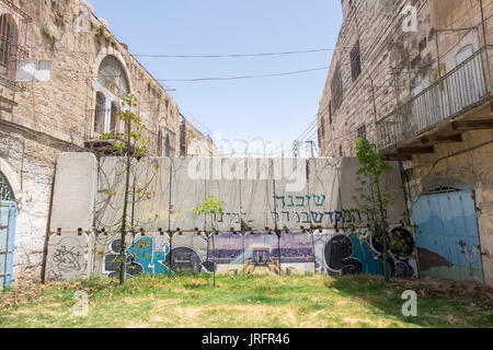 Déserté la rue Shuhada, Hébron, en Cisjordanie, où les Palestiniens sont interdits en raison de l'occupation par la force par 850 colons israéliens Banque D'Images