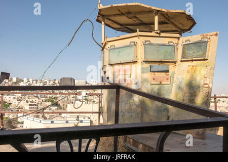 Avant-postes militaires israéliens dans le centre-ville de Hébron, en Palestine pour défendre les colonies illégales dans le centre de la ville par des colons israéliens Banque D'Images