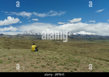 L'arrêt sur le chemin du monastère de Tagong Tagong, prairie Tagong, Kham, Tibet, région de l'ouest du Sichuan, Chine. Sur la gauche Zhara Lhatse (5800m). Banque D'Images