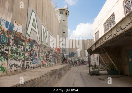 Le graffiti rempli mur séparant la Palestine d'Israël tel qu'il divise la ville de Bethléem, dans les territoires occupés de la Cisjordanie Banque D'Images