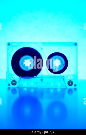 Cassette audio en cours sur un fond blanc rétroéclairé Banque D'Images