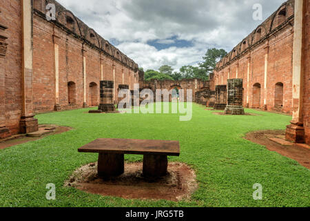 Ruines de Jésus de Tavarangue mission jésuite cachés dans les forêts du Paraguay, en Amérique du Sud Banque D'Images