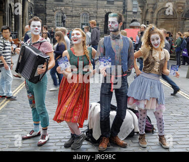 Les artistes des scènes de la 'Vierge' Edinburgh Festival Fringe festival de rue parrainé royal mile Edinburgh, Écosse dépliants encourageant montrent street Banque D'Images