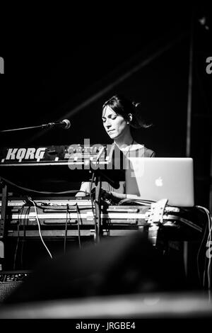 Les soignants à un festival de musique en Colombie-Britannique Canada en noir et blanc. Banque D'Images