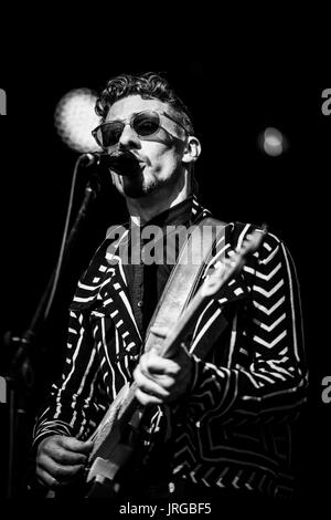 Les soignants à un festival de musique en Colombie-Britannique Canada en noir et blanc. Banque D'Images