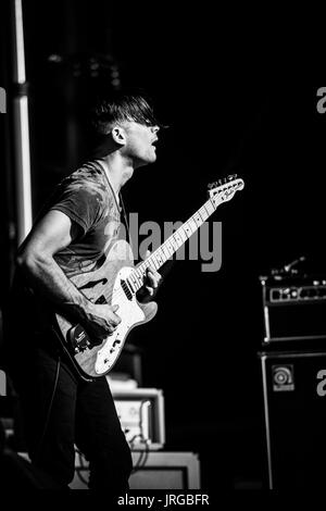 Les soignants à un festival de musique en Colombie-Britannique Canada en noir et blanc. Banque D'Images