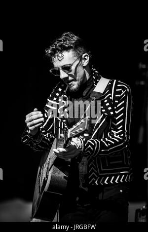 Les soignants à un festival de musique en Colombie-Britannique Canada en noir et blanc. Banque D'Images