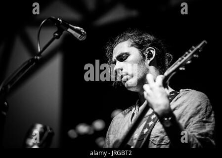 Exécution d'Hozier à un festival de musique en Colombie-Britannique Canada en noir et blanc. Banque D'Images