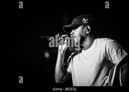 Kendrick Lamar l'exécution à un festival de musique en Colombie-Britannique Canada en noir et blanc. Banque D'Images