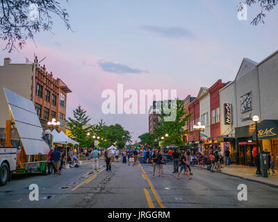 Festival de rue, rue Main, Ann Arbor, Michigan. L'énergie renouvelable l'affichage à gauche. Banque D'Images