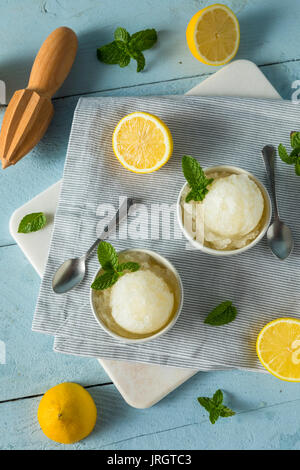 Citron jaune fait maison dans un bol de glace italienne Banque D'Images