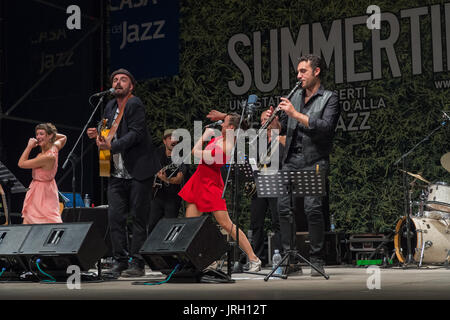 Pierluigi Siciliani (Piji) est un compositeur italien qui propose une nouvelle façon de faire de la musique, l'electro swing, grâce à de nouveaux timbres électroniques et improvisation jazz, chanson de l'auteur et de jazz manouche. Le 08/03/2017 il se produit dans la chambre de Jazz à 'Summertime' event 2017. Avec lui sur scène Augusto Creni sur guitare manouche, Egidio Marchitelli sur guitare électrique, Gian Piero Lo Piccolo sur la clarinette, Saverio Capo à la basse, Amedeo Ariano à la batterie, Michela Andreozzi actrice, acteur et réalisateur Max Vado, Karen Fantasia et Alessandra Ruggiero danseurs de ballet. Karen Fantasia (D) et Alessandra Ruggiero Banque D'Images