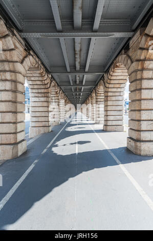 Vanishing point vue du dessous du pont de Bercy à Paris Banque D'Images