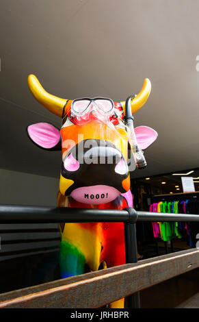 L'art animalier, vache peint une publicité boutique de plongée sous-marine, Port Douglas, Far North Queensland, Queensland, Australie, FNQ Banque D'Images