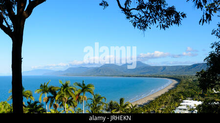 Vue sur la baie de Trinité à Port Douglas à partir de Flagstaff Hill Lookout, Far North Queensland, Queensland, Australie, FNQ Banque D'Images