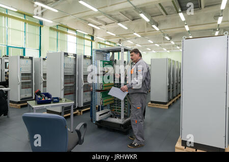 Production de composants électroniques à l'usine high-tech Banque D'Images