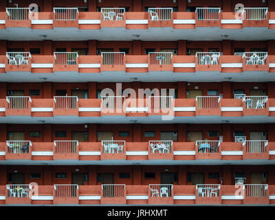 La texture de location appartement maison mur avec des balcons et des fenêtres à Puerto de la Cruz, Tenerife, Canaries, Espagne Banque D'Images