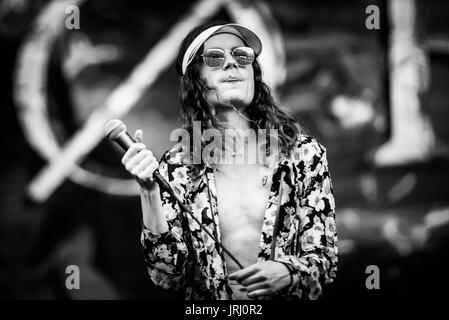 Børns effectuer à un festival de musique en Colombie-Britannique Canada en noir et blanc. Banque D'Images