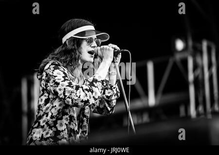 Børns effectuer à un festival de musique en Colombie-Britannique Canada en noir et blanc. Banque D'Images