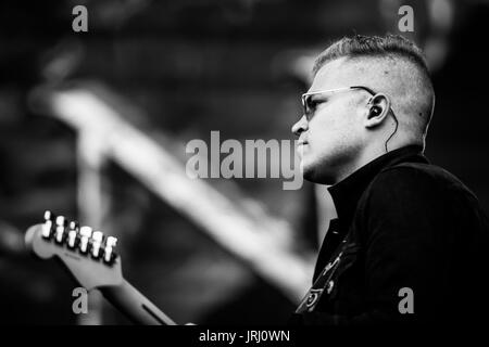 Børns effectuer à un festival de musique en Colombie-Britannique Canada en noir et blanc. Banque D'Images