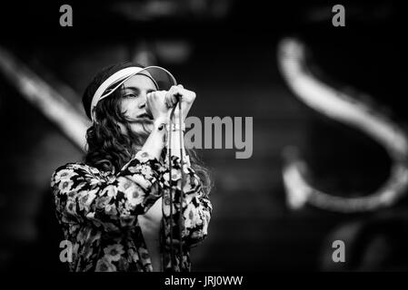 Børns effectuer à un festival de musique en Colombie-Britannique Canada en noir et blanc. Banque D'Images