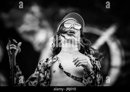 Børns effectuer à un festival de musique en Colombie-Britannique Canada en noir et blanc. Banque D'Images