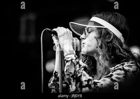 Børns effectuer à un festival de musique en Colombie-Britannique Canada en noir et blanc. Banque D'Images