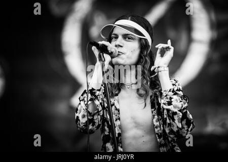 Børns effectuer à un festival de musique en Colombie-Britannique Canada en noir et blanc. Banque D'Images